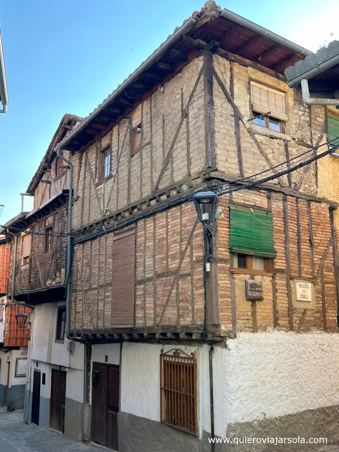 Una casa antigua en Hervás, construida en ladrillo y madera