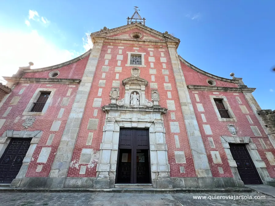 Fachada de la iglesia