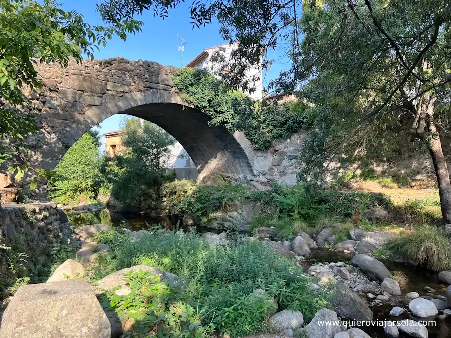 Puente medieval sobre el río