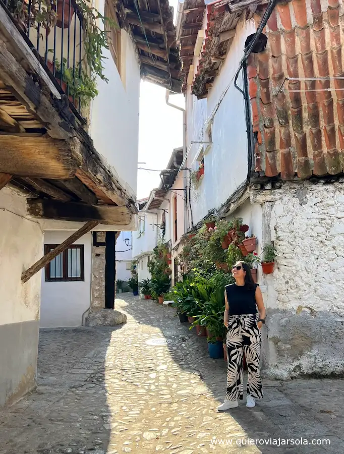 Yo en una callejuela del barrio judío de Hervás