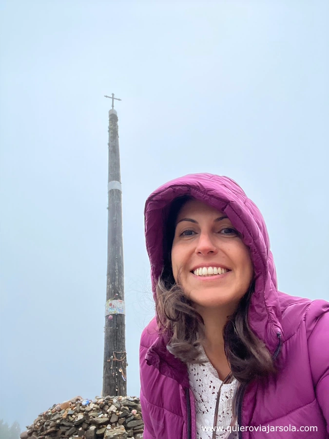 Yo junto a la Cruz de Ferro en el Camino de Santiago