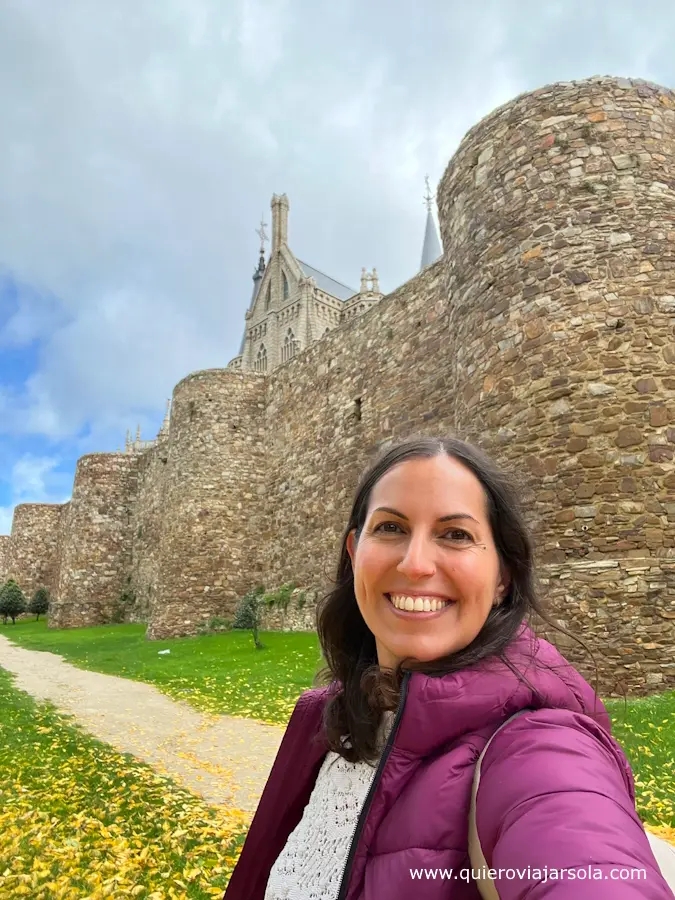 Yo junto a las murallas de Astorga