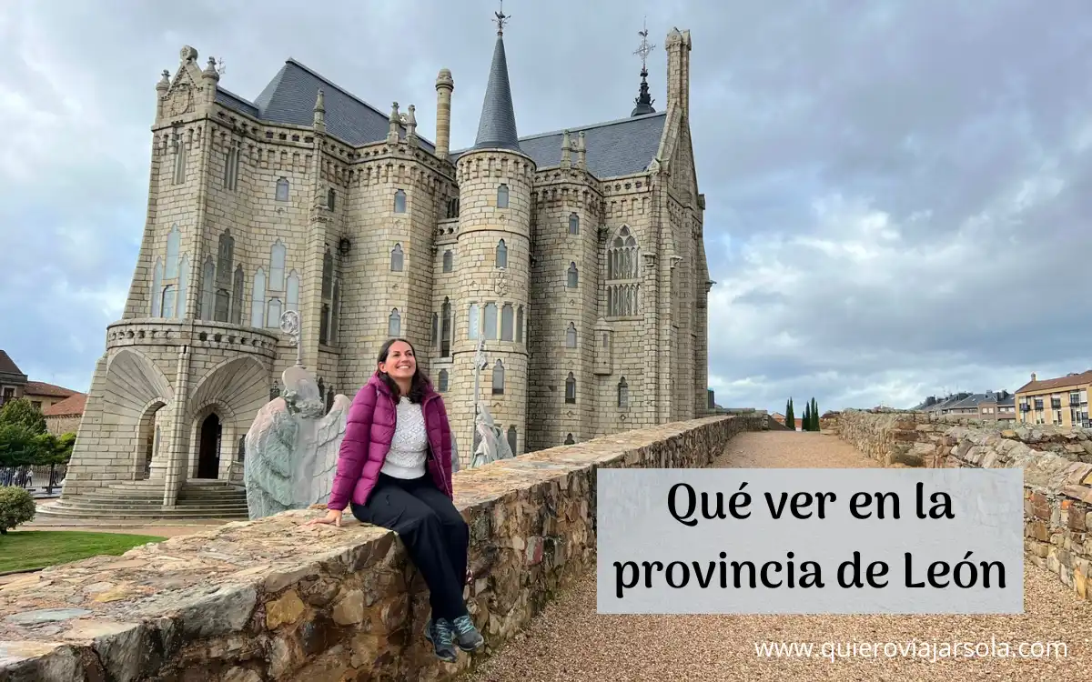 Yo frente al Palacio Episcopal de Gaudí en Astorga