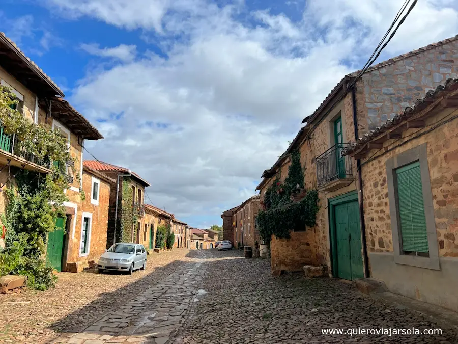 Calle principal de Castrillo de los Polvazares