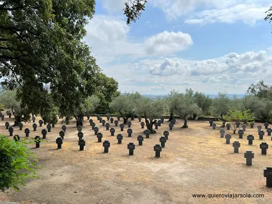 Vista de las tumbas en el cementerio