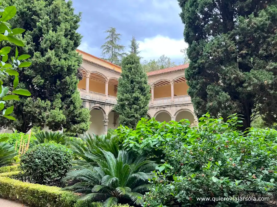 Claustro renacentista y su vegetación