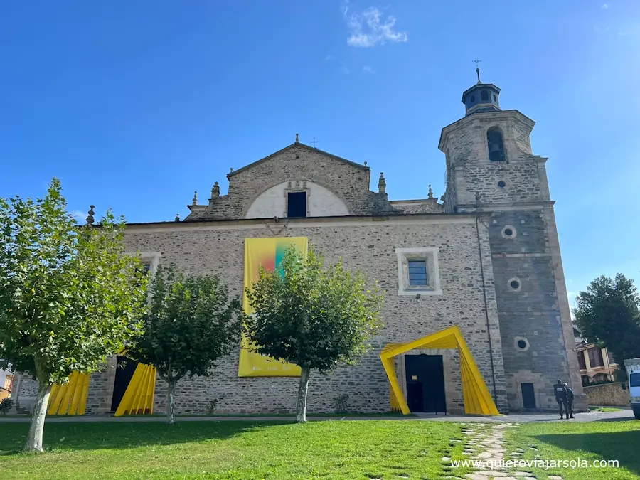 Exterior de la Colegiata de Santa María de Cluni