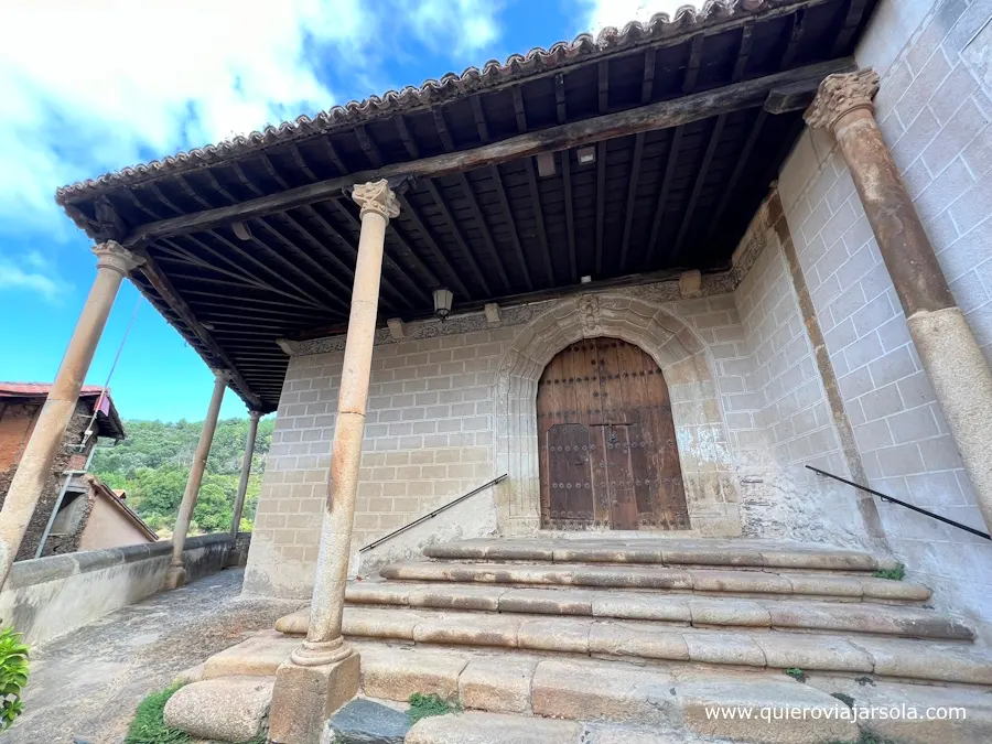 Entrada a la Iglesia de la Asunción en Robledillo de Gata