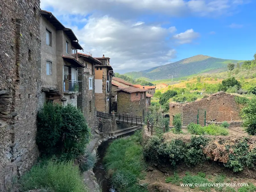 Casas típicas y el entorno de Robledillo