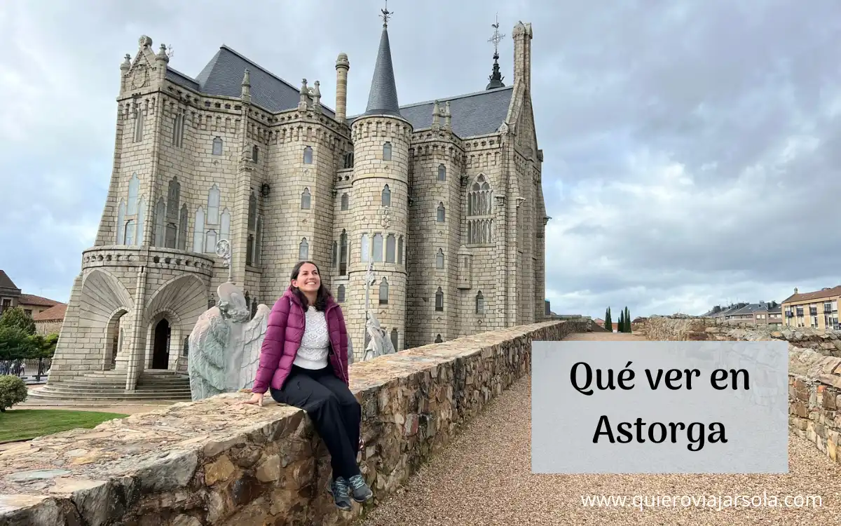 Yo junto al Palacio Episcopal de Astorga