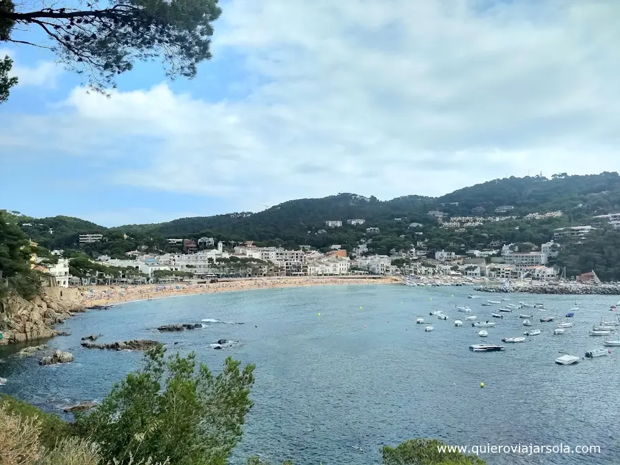 Vista de la bahía de Llafranc y su playa