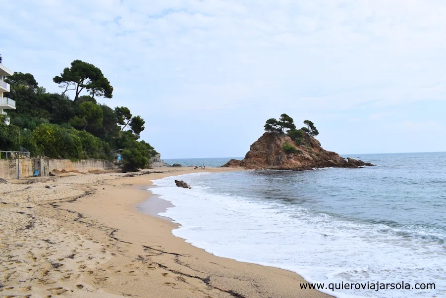 Paisaje rocoso y arenal de la playa de Cap Roig