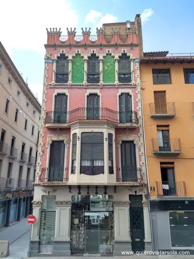 Fachada colorida del edificio