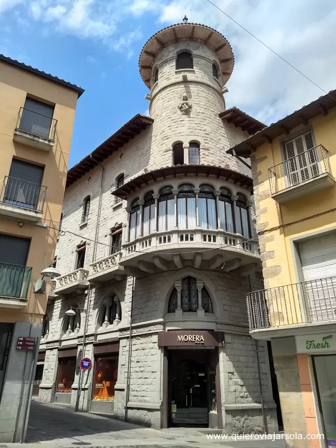 Fachada con la torre principal de la casa