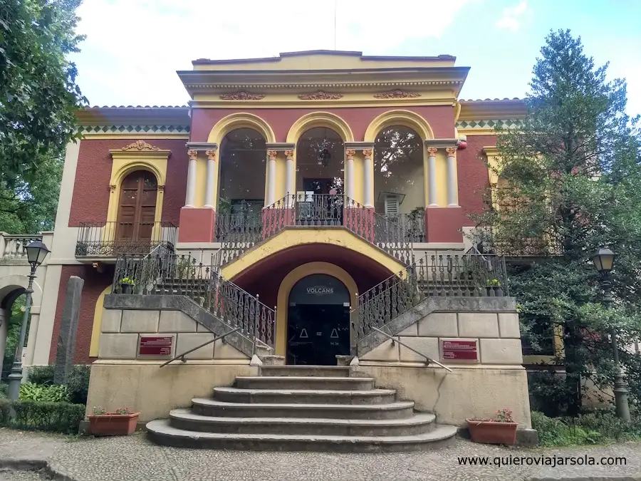 Fachada del Casal dels Volcans