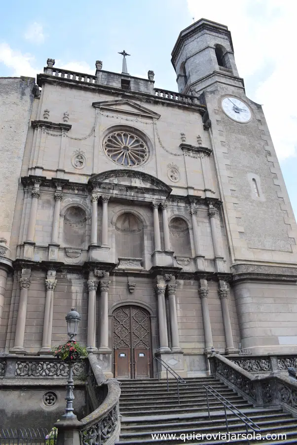 Fachada y torre campanario de la iglesia de San Esteban en Olot