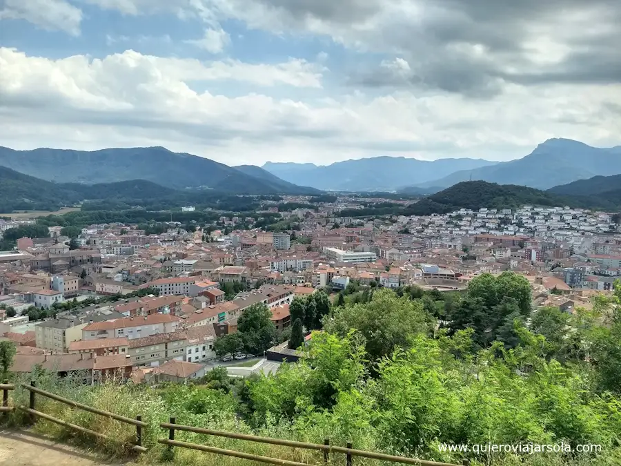 Panorámica de Olot y las montañas que la rodean