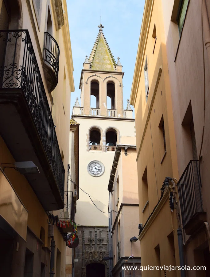 Torre de la iglesia de Santa María del Mar entre las calles de Palamós