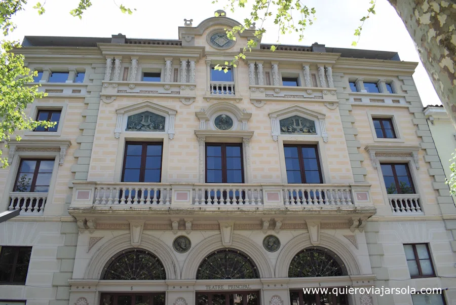 Fachada del teatro de Olot